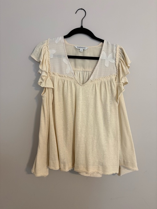 DAVI & DANI Tops - DAVI & DANI Cream Flutter Sleeve V-Neck Blouse